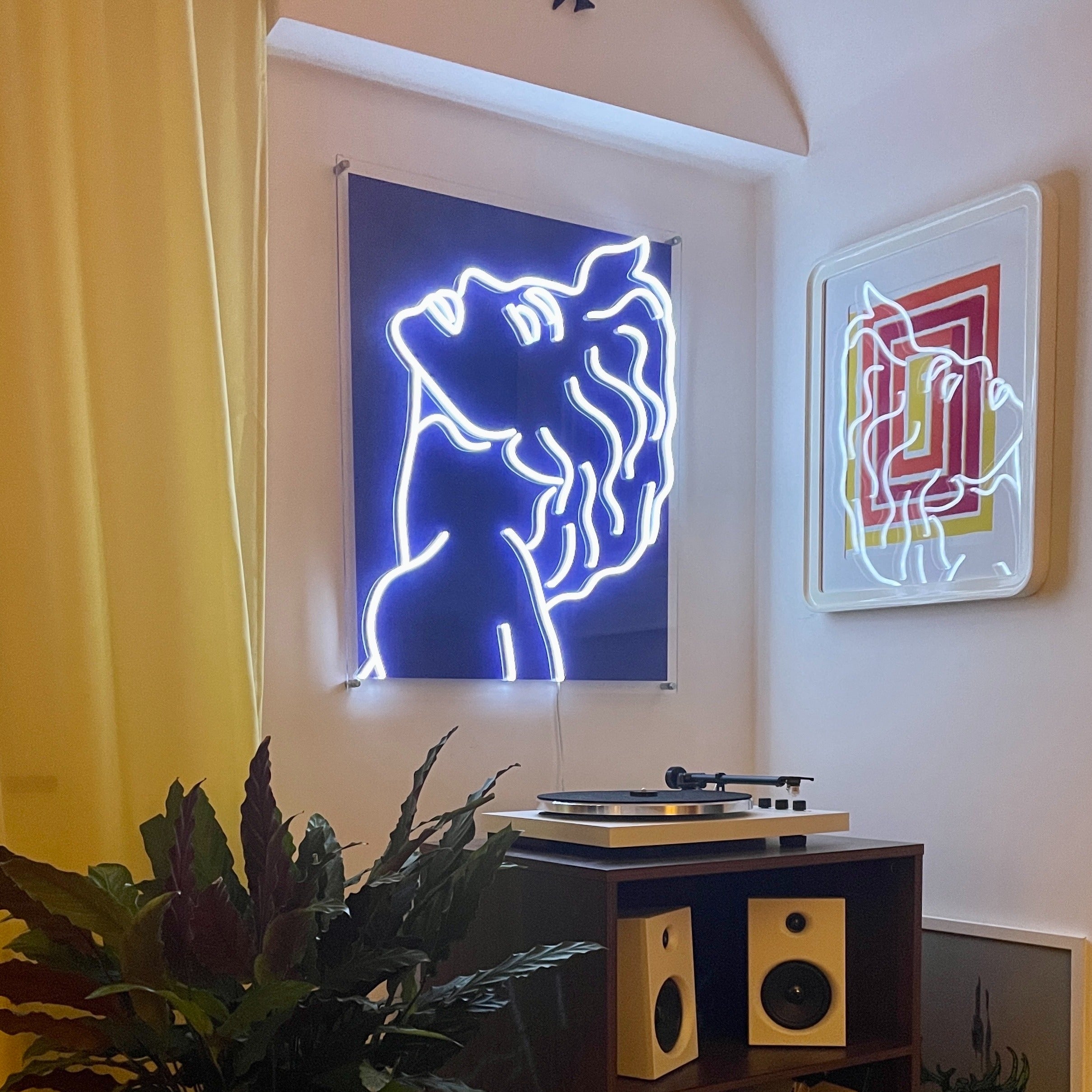 True Blue by Madonna, Signe en néon LED